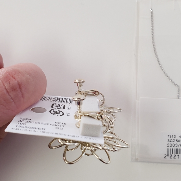 NWT Flower Cutout Earrings Horse Shoe Necklace - Picture 13 of 13